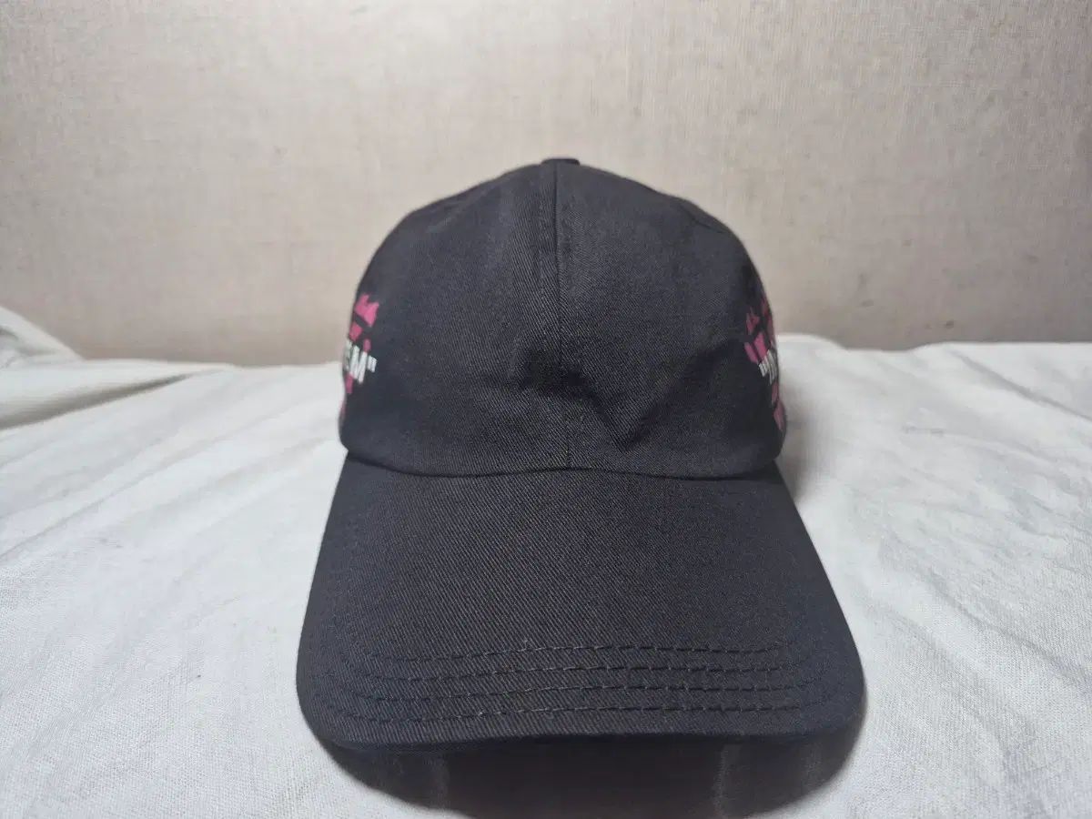 オフホワイト ボールキャップ ブラック ピンク ロゴ (onesize)