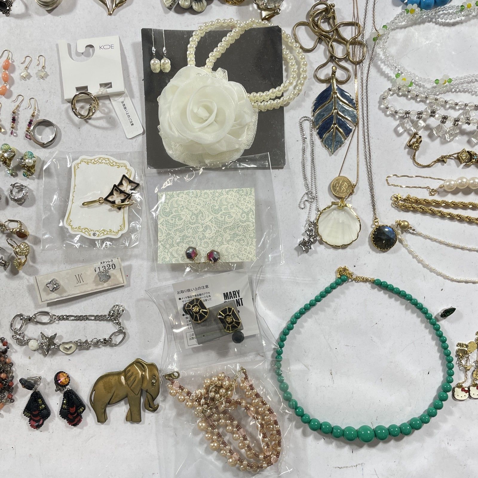 アクセサリー　ネックレス　イヤリング　ピアス　ブローチ おまとめ　ゴールド系 ☆ 希少 アクセサリー ジュエリー 約100個以上 大量 まとめ商品