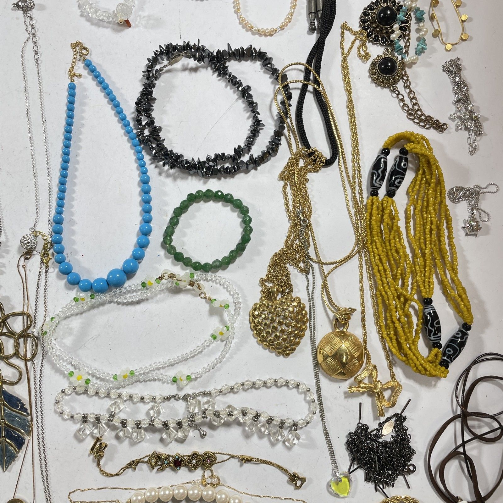 アクセサリー　ネックレス　イヤリング　ピアス　ブローチ おまとめ　ゴールド系 ☆ 希少 アクセサリー ジュエリー 約100個以上 大量 まとめ商品