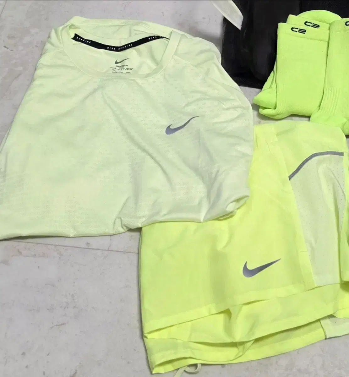 ナイキ ドライフィット 半袖T & ショーツ セット 蛍光 出品