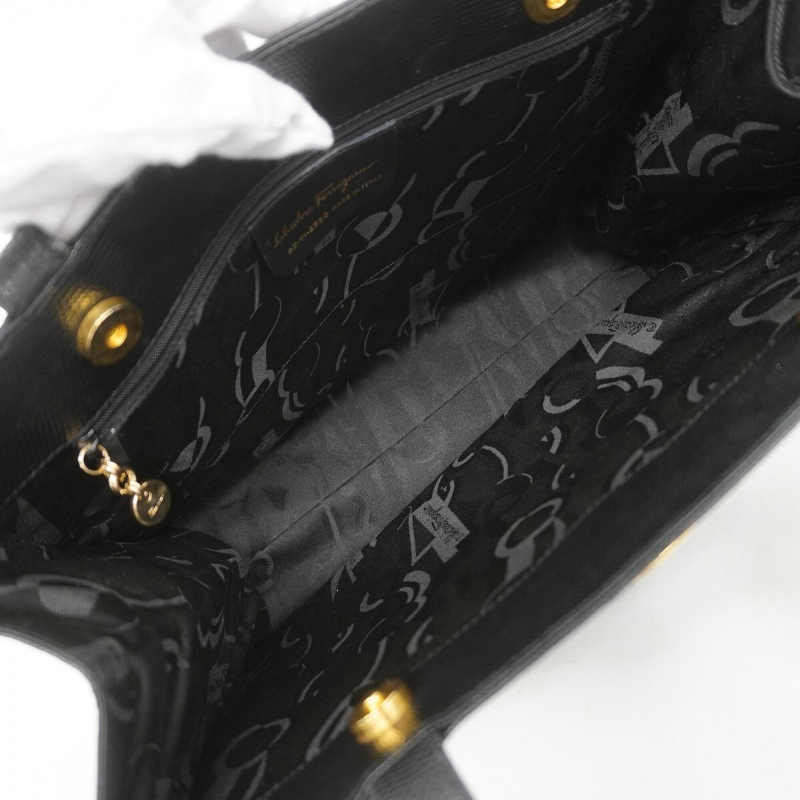 サルヴァトーレ・フェラガモ(Salvatore Ferragamo) サルヴァトーレフェラガモ ショルダーバッグ ヴァラ レザー ブラック レディース サルヴァトーレ・フェラガモ(Salvatore Ferragamo) サルヴァトーレフェラガモ ショルダーバッグ ヴァラ レザー ブラック レディース