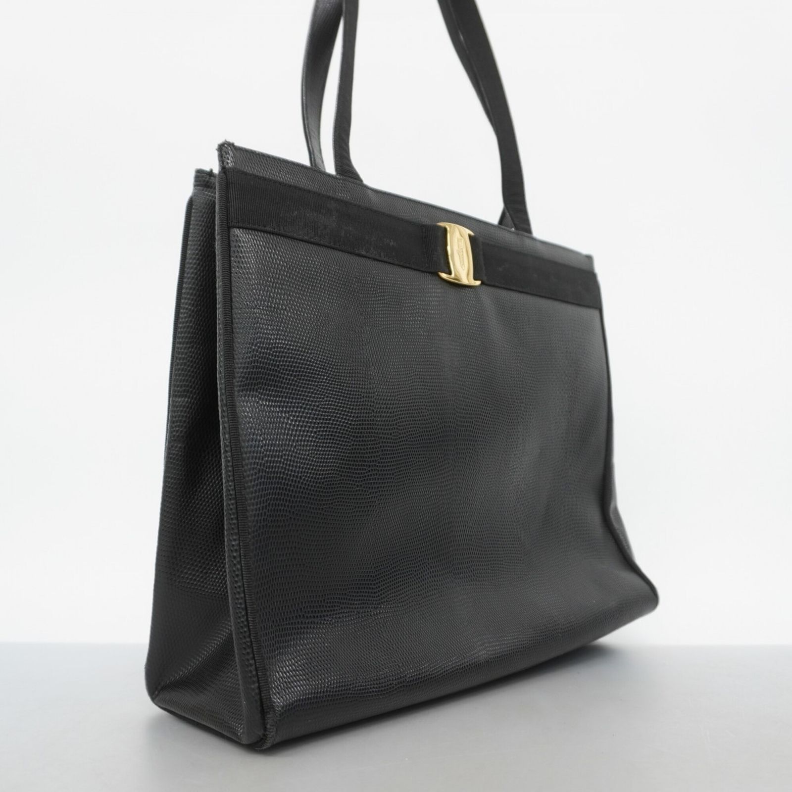 サルヴァトーレ・フェラガモ(Salvatore Ferragamo) サルヴァトーレフェラガモ ショルダーバッグ ヴァラ レザー ブラック レディース サルヴァトーレ・フェラガモ(Salvatore Ferragamo) サルヴァトーレフェラガモ ショルダーバッグ ヴァラ レザー ブラック レディース