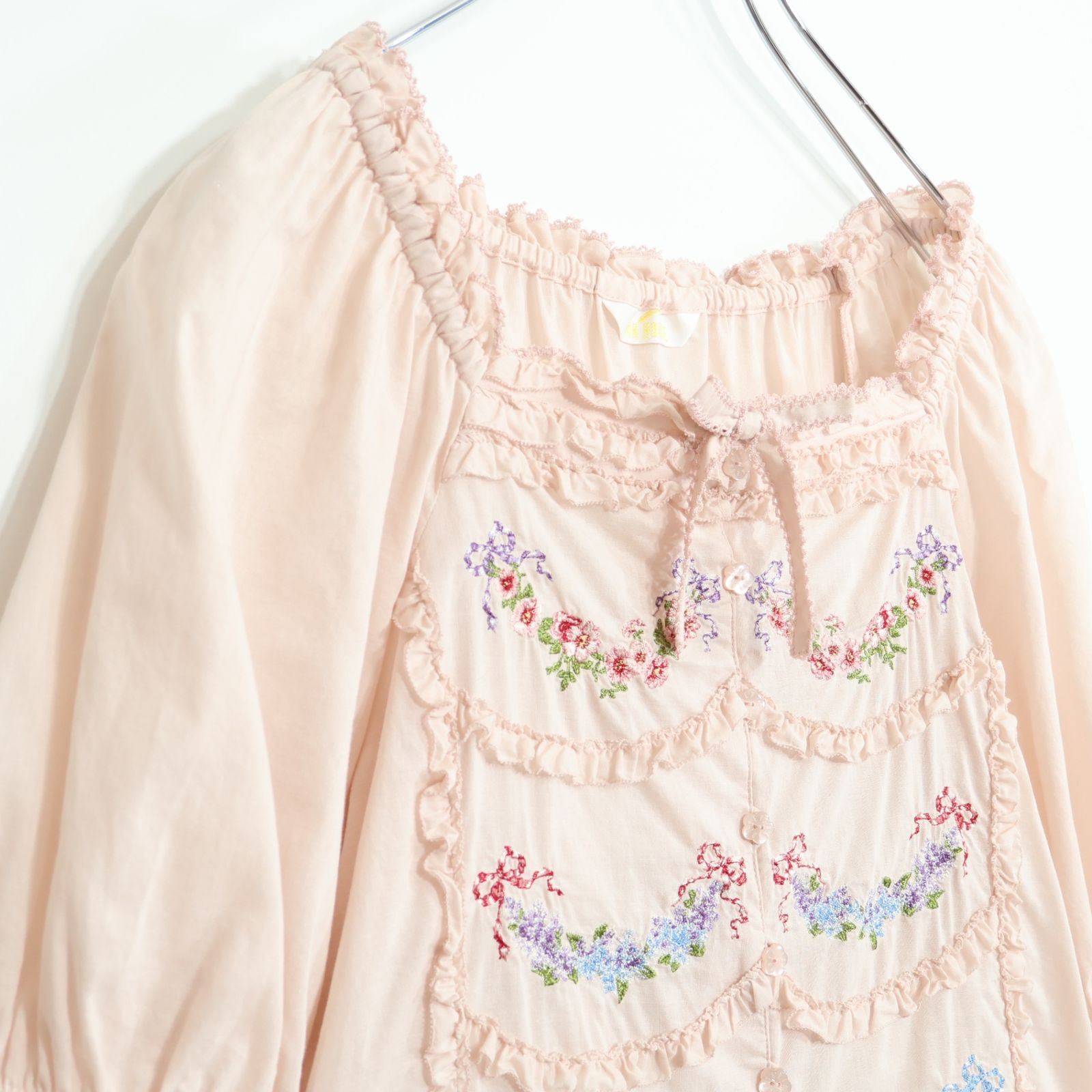 【美品】ピンクハウス★le langage des fleurs 刺繍入りローンブラウス ピンク系 前開き フリル&リボン♪2023年 z21088