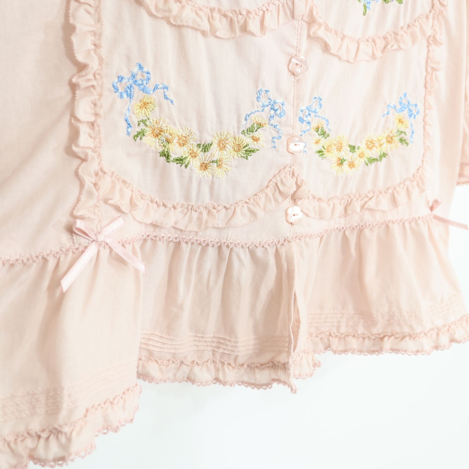 【美品】ピンクハウス★le langage des fleurs 刺繍入りローンブラウス ピンク系 前開き フリル&リボン♪2023年 z21088