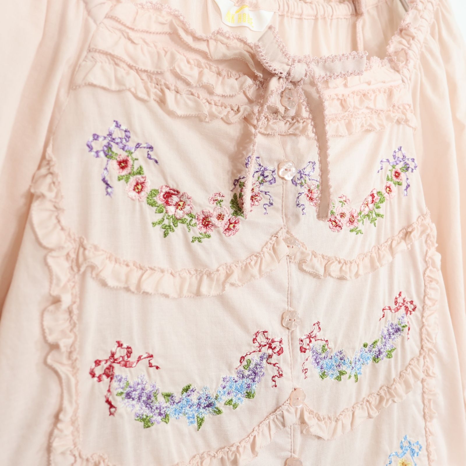 【美品】ピンクハウス★le langage des fleurs 刺繍入りローンブラウス ピンク系 前開き フリル&リボン♪2023年 z21088