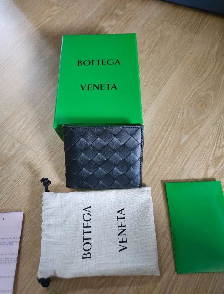 BOTTEGA VENETA ボッテガ・ヴェネタ イントレチャート 二つ折り財布 ブラック