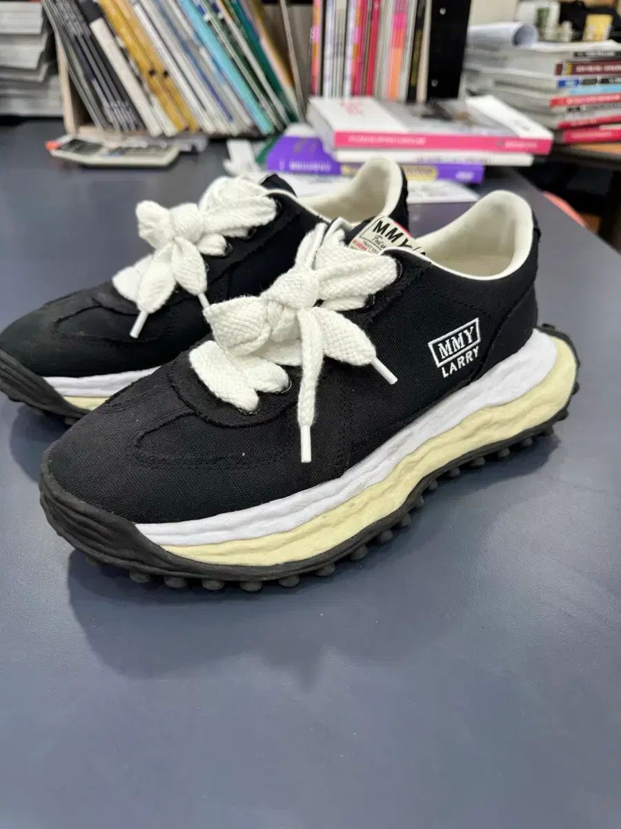メゾンミハラヤスヒロ(Maison MIHARA YASUHIRO) リー 白黒 サイズ42 出品