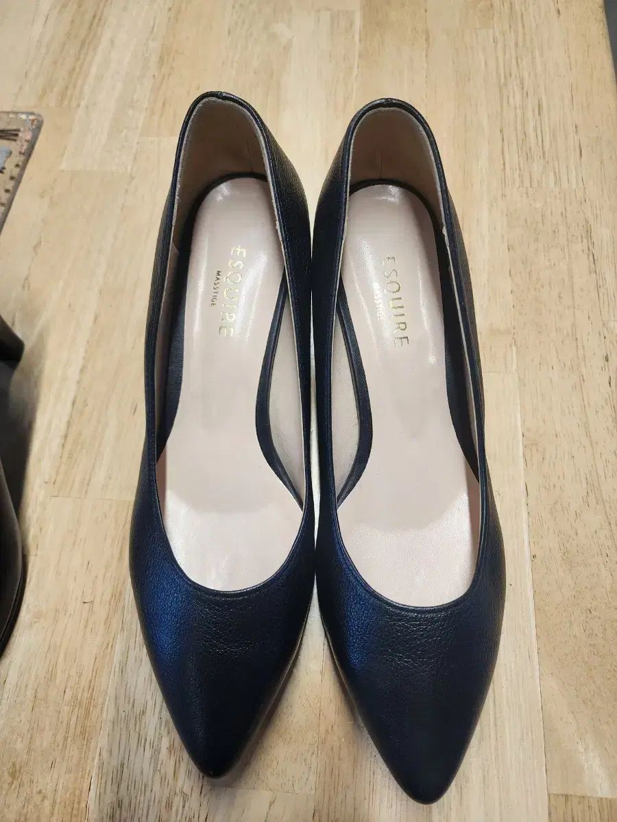 新品 (微細な傷) エスクワイア レディース ヒール 245 5cm ヒール 定価 239,000