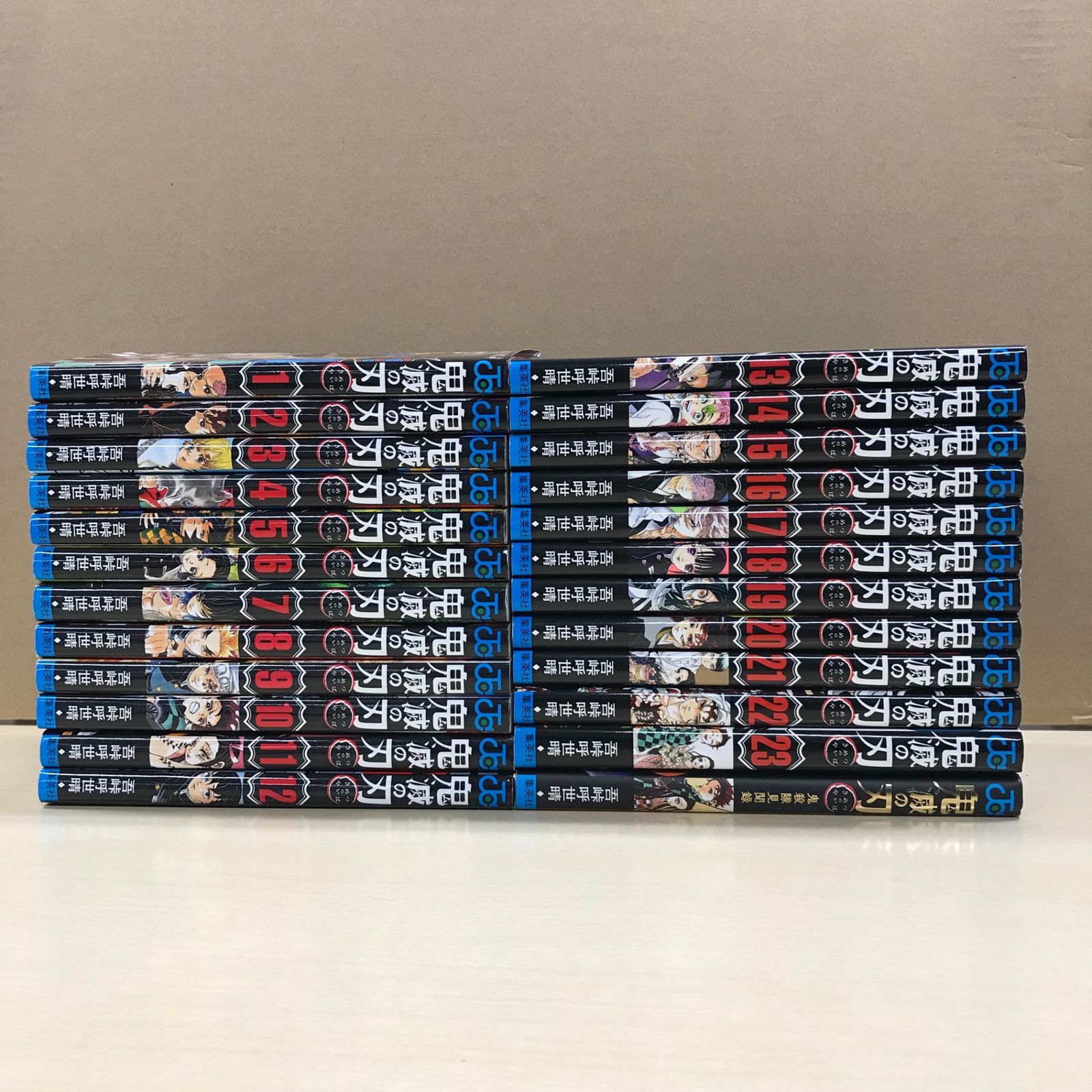 完結全巻・初版あり】鬼滅の刃 全23巻＋公式ファンブック（鬼殺隊見 
