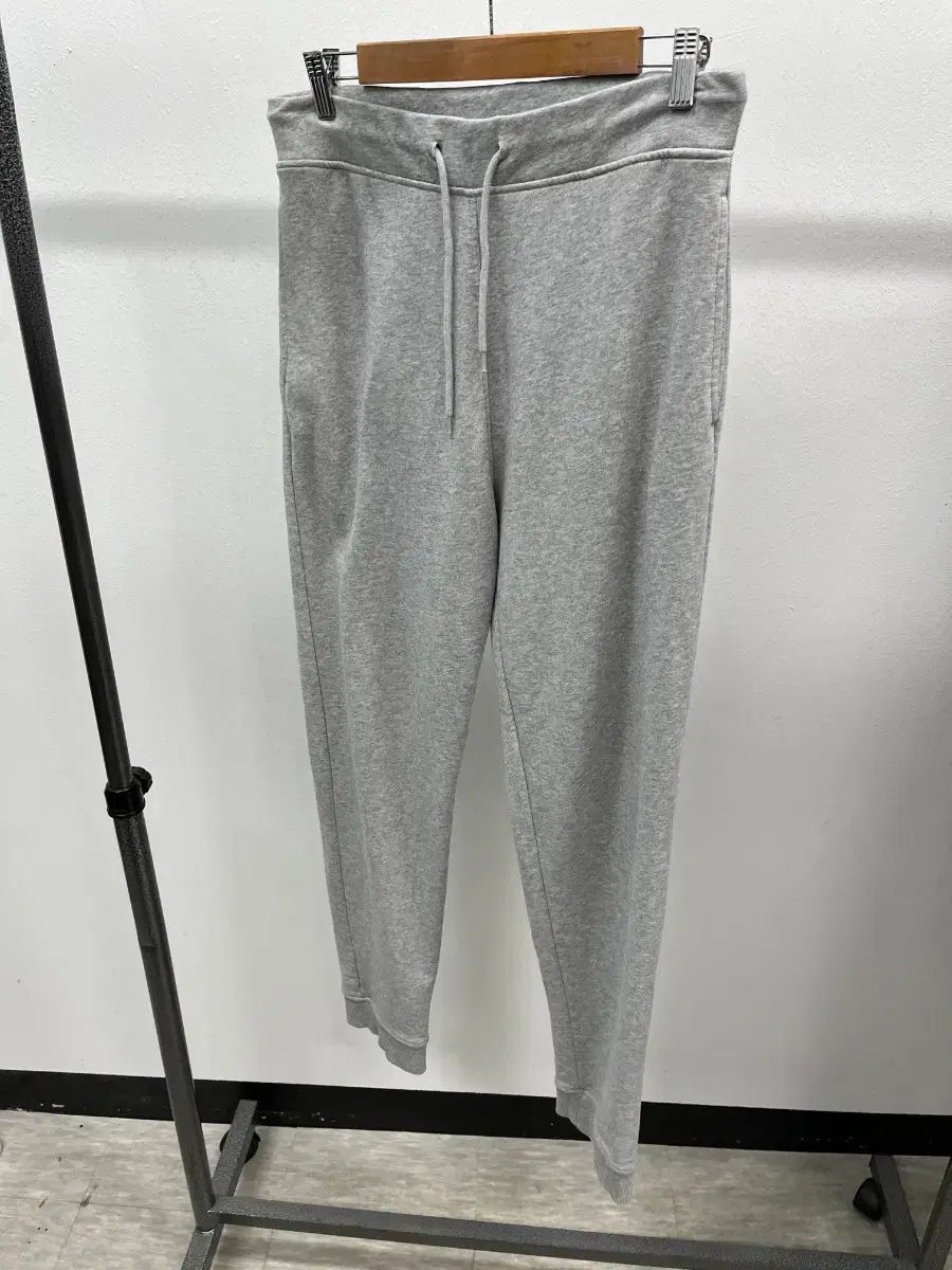 31) A.P.C. グレー ジョガーパンツ