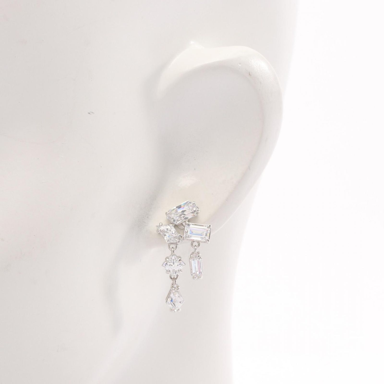 SWAROVSKI スワロフスキー Mesmera ドロップ ピアス - メルカリ