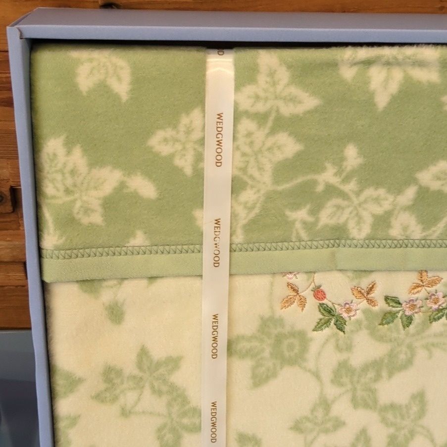 WEDGWOOD ウェッジウッド ワイルドストロベリー 綿毛布 刺繍 寝具