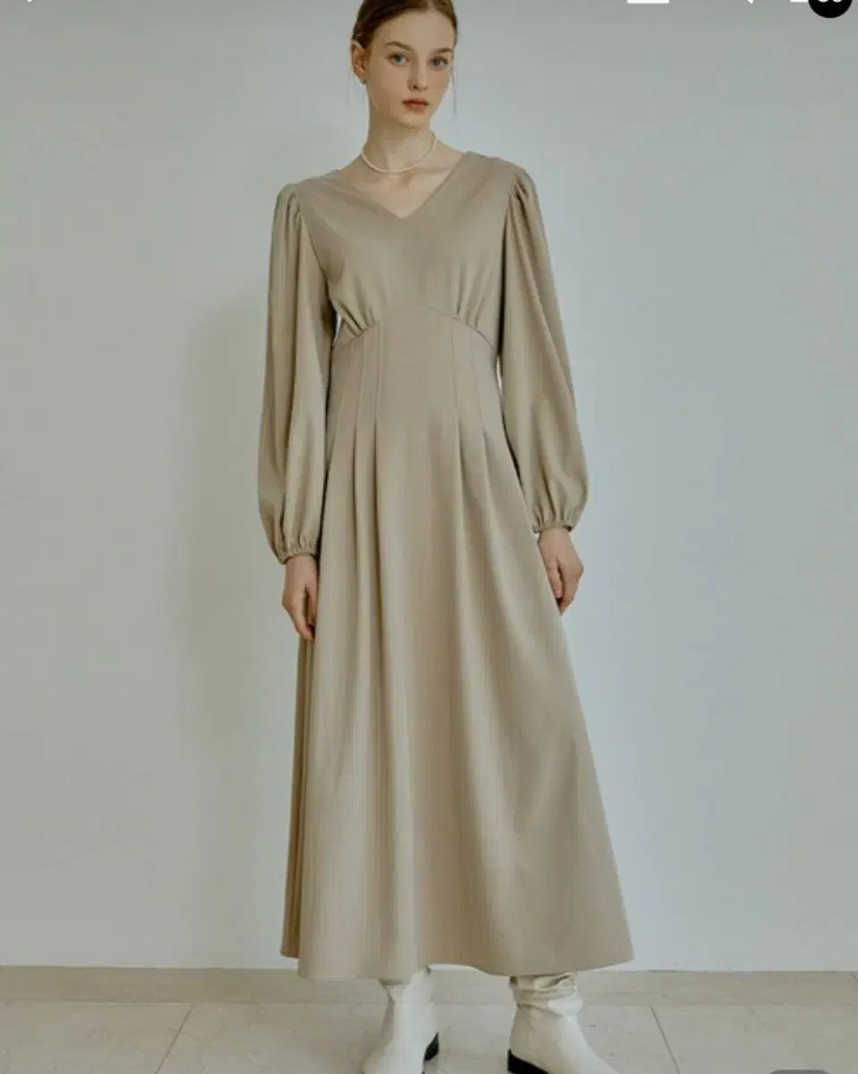 リエル Classic v-neck pleats dress (beige)