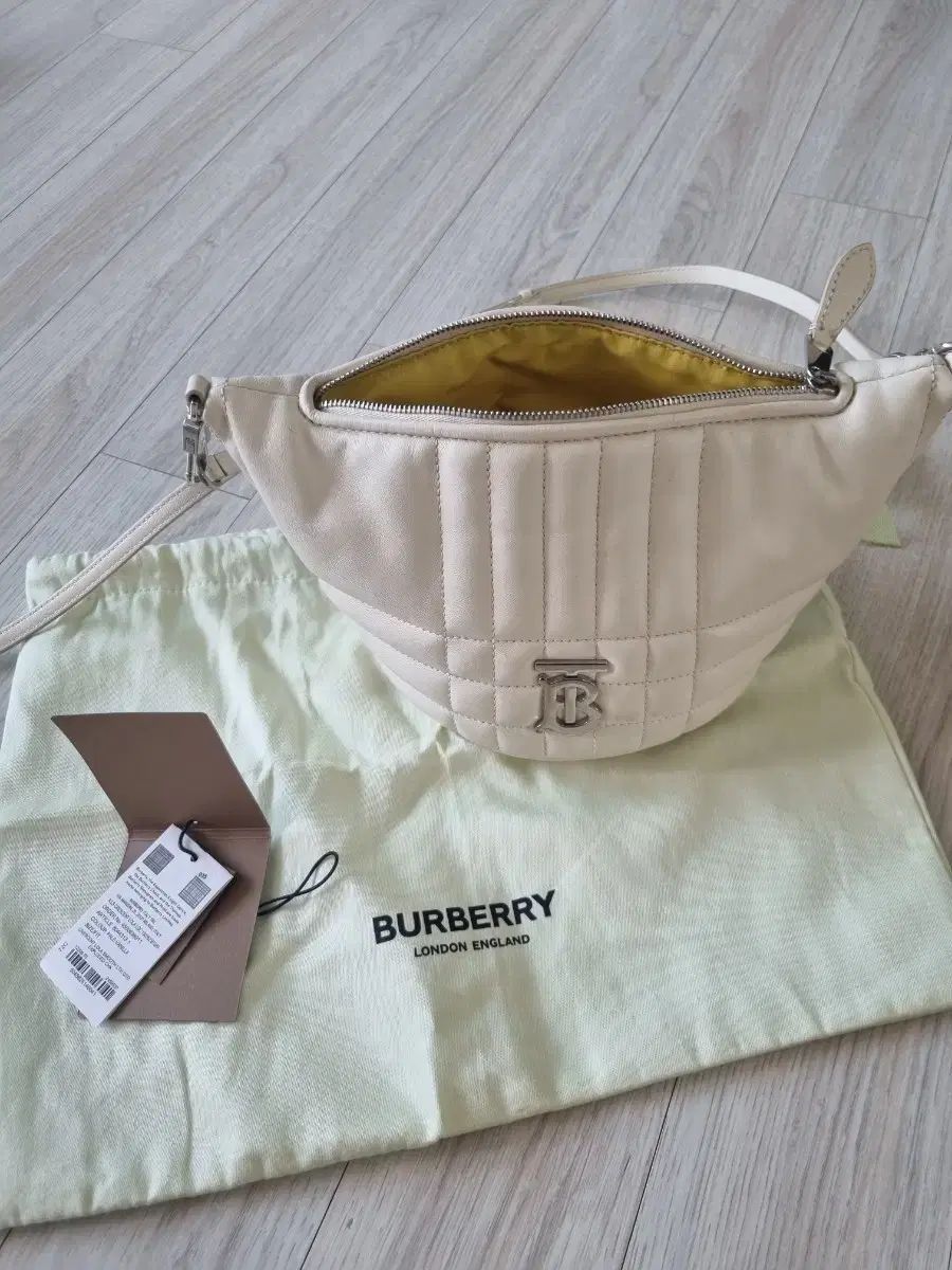 バーバリー クレセント ローラ バッグ