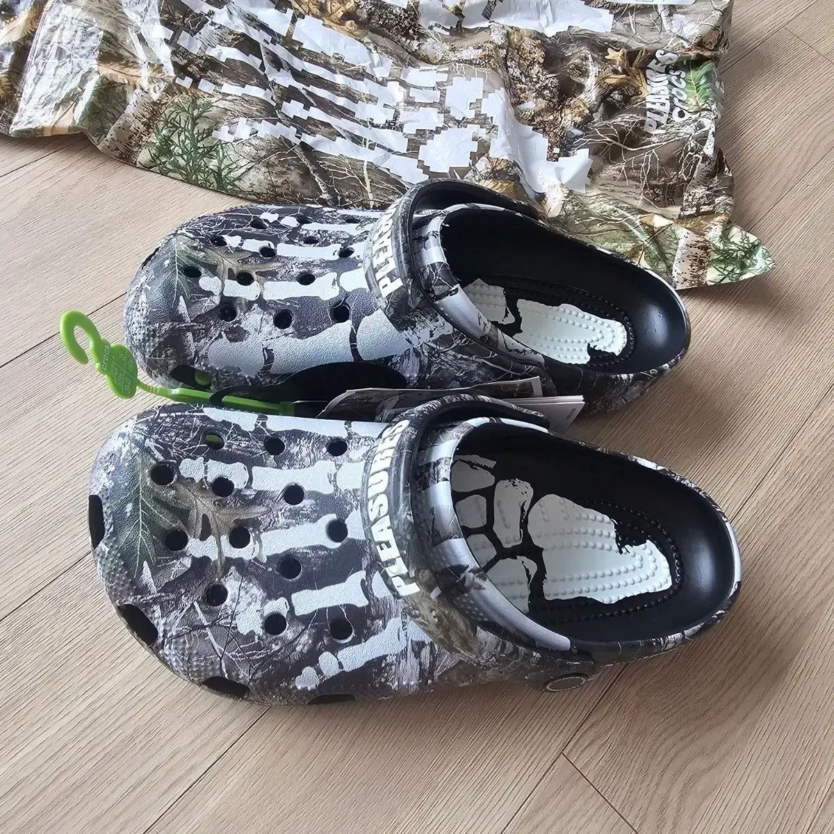 260 新品) Crocs クロックス x Pleasures クロッグ 本 ドクロ カモフラージュ ミュール スリッパ サンダル
