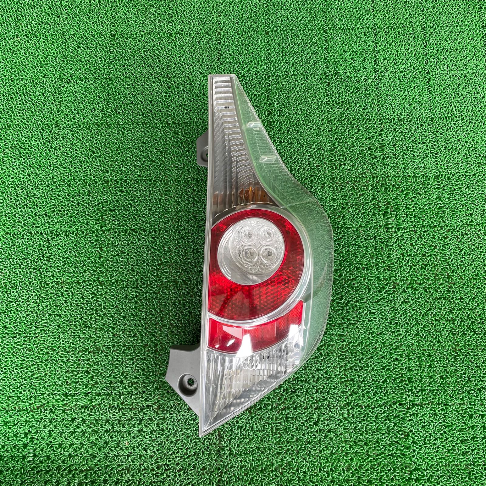 NHP10 アクア 右テールランプ STANLEY P9814 No.10482