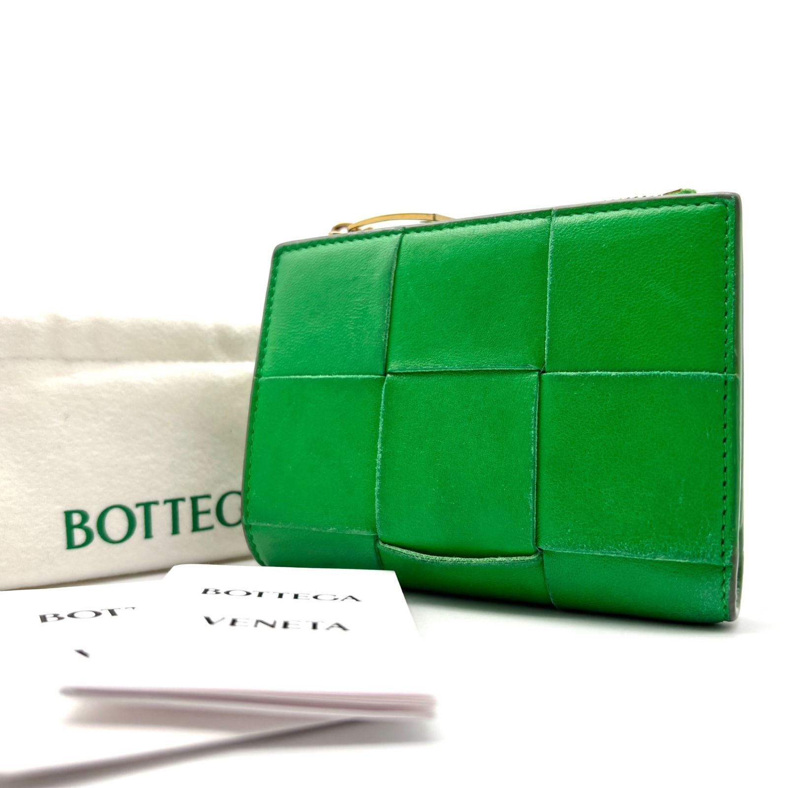 美品 ボッテガヴェネタ BOTTEGA VENETA スモールカセット マキシイントレチャート 二つ折り財布 コンパクトウォレット グリーン 緑 レザー 本革 RFID ボーナス 夏休み 帰省 サマーギフト 敬老の日 ご褒美