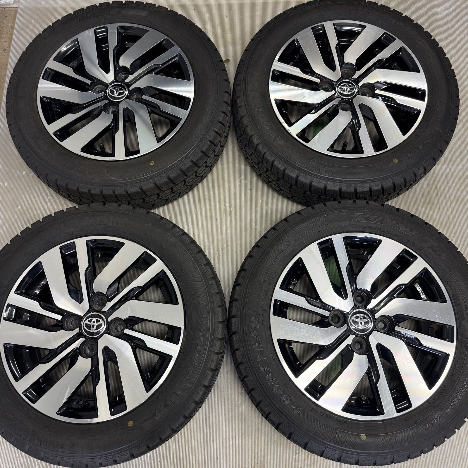 タンク ルーミー 純正 14インチ 5j +35 PCD100 グッドイヤー アイスナビ7 165/65R14 2024年 スタッドレス
