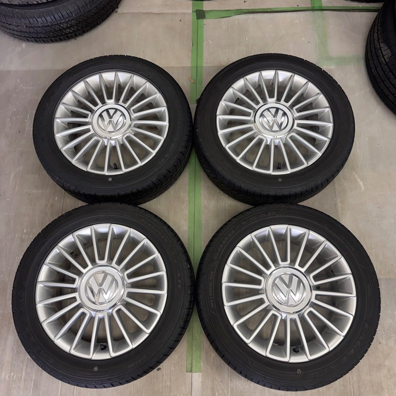 フォルクスワーゲン アップ 純正 15インチ 5.5j +41 PCD100 グッドイヤー LS EXE 185/55R15 2023年
