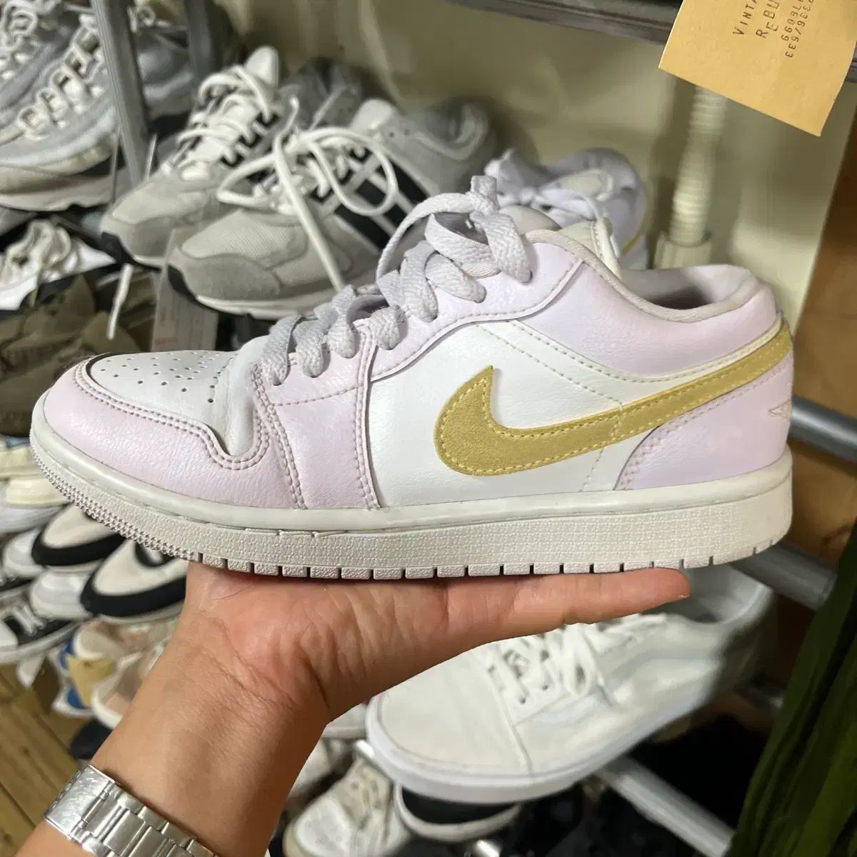 エアジョーダン ロー 연핑 金色 スウッシュ 230