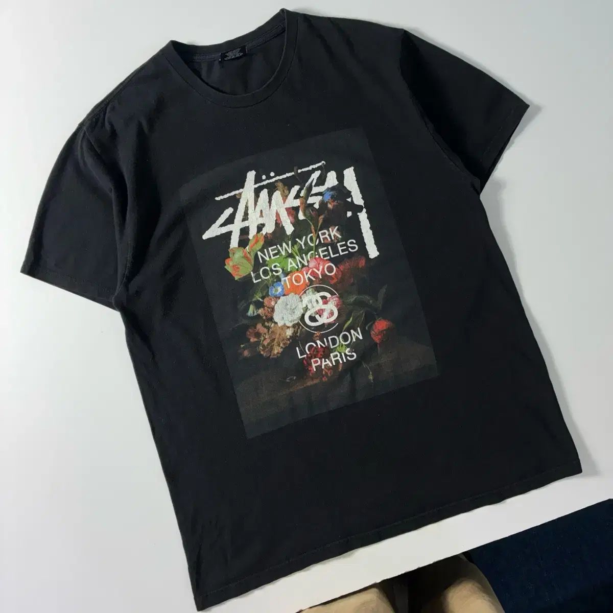 STUSSY ステューシー BIGストック フラワー グラフィック 半袖Tシャツ