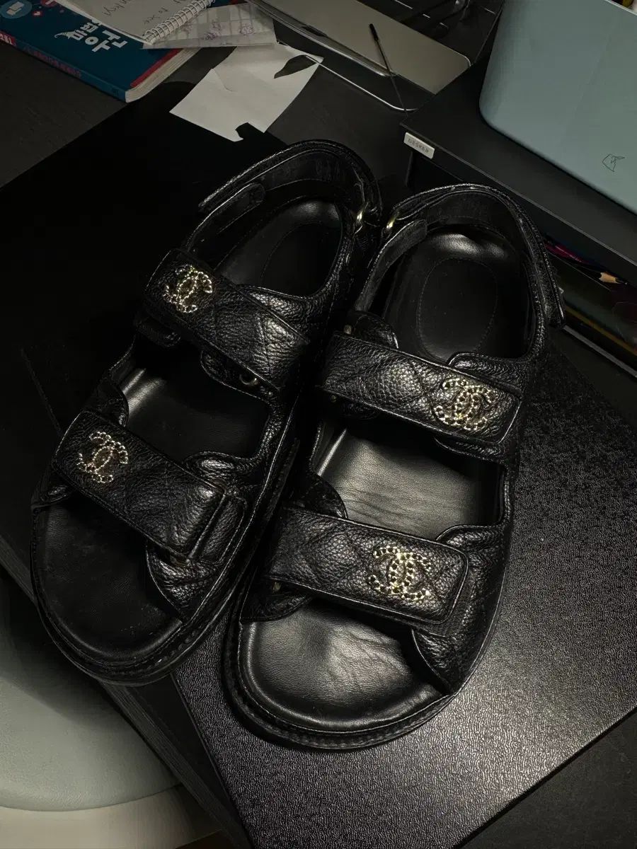 シャネル バックル サンダル 37 5