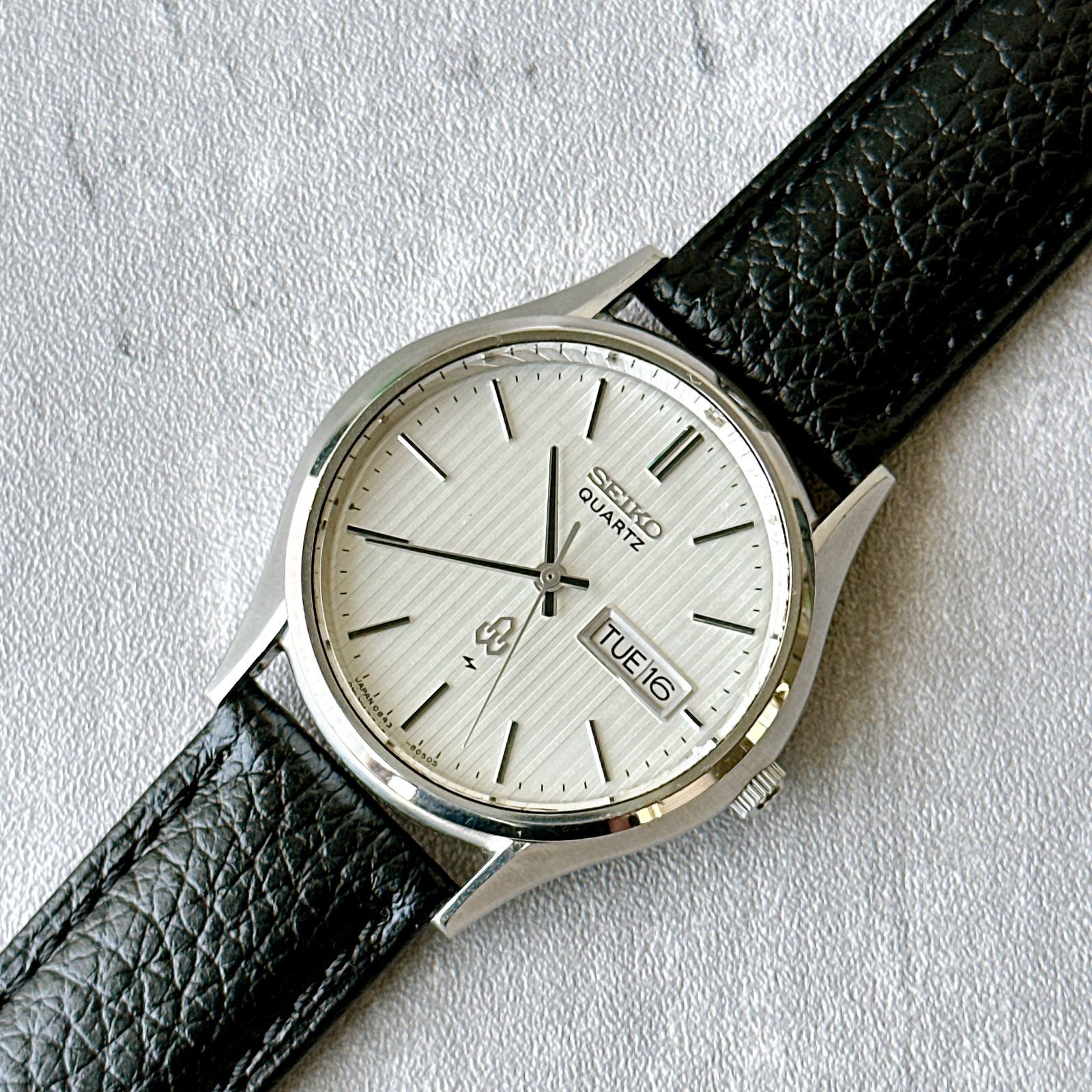 SEIKO Quartz セイコー 0843-8050 メンズ腕時計 デイデイト 縦ストライプ文字盤 ヴィンテージ セイコー クォーツ 薄型 ドレスウォッチ 日本製