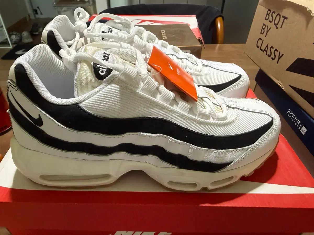 ナイキ エアマックス95 ユヴェントス 新品 出品