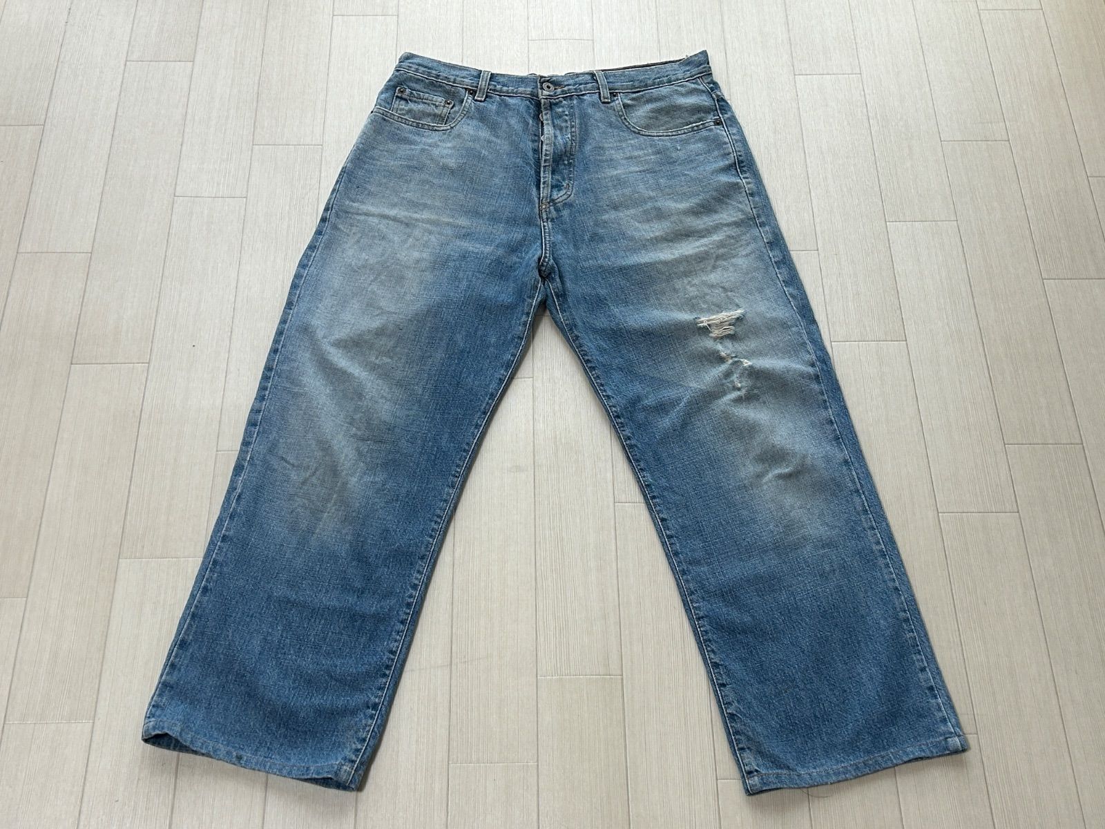 Stüssy USA製 紺タグ W34 ワイドストレート ルーズ ライトブルー ボタンフライ 革パッチ チェーンステッチ ダメージ デニムパンツ【古着】ME6048IKE【匿名配送】