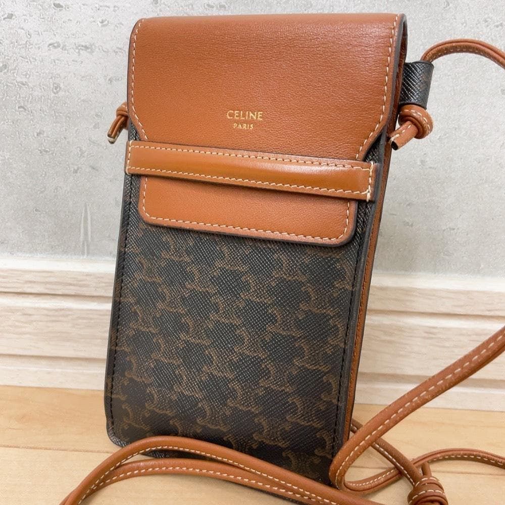 CELINE セリーヌ トリオンフ モバイルポーチ スマホショルダー ブラウン タン 茶色 マカダム柄 総柄 スマホポーチ スマホポシェット 縦型 ネックポーチ クロスボディ 斜めがけ 肩掛け レディース メンズ 本革 レザー カバン 鞄 バック 美品
