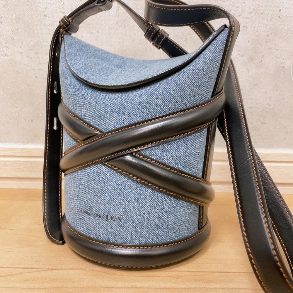 Alexander McQueen アレキサンダー マックイーン ザ カーブ デニム レザー ショルダーバッグ バケットバッグ 巾着型 クロスボディ 斜めがけ 肩掛け インディゴ ブルー ブラック 黒 本革 牛革 レディース 高級 ハイブランド カバン 鞄