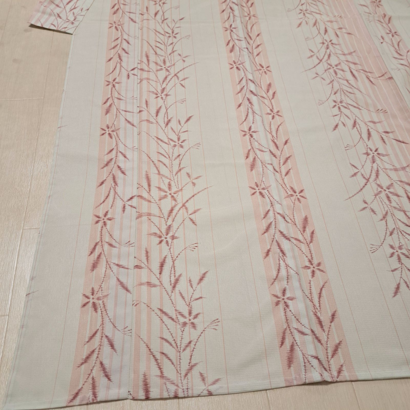 洗える夏着物・絽・小紋】Lサイズ相当身幅 アイボリー系 草花 縦縞 