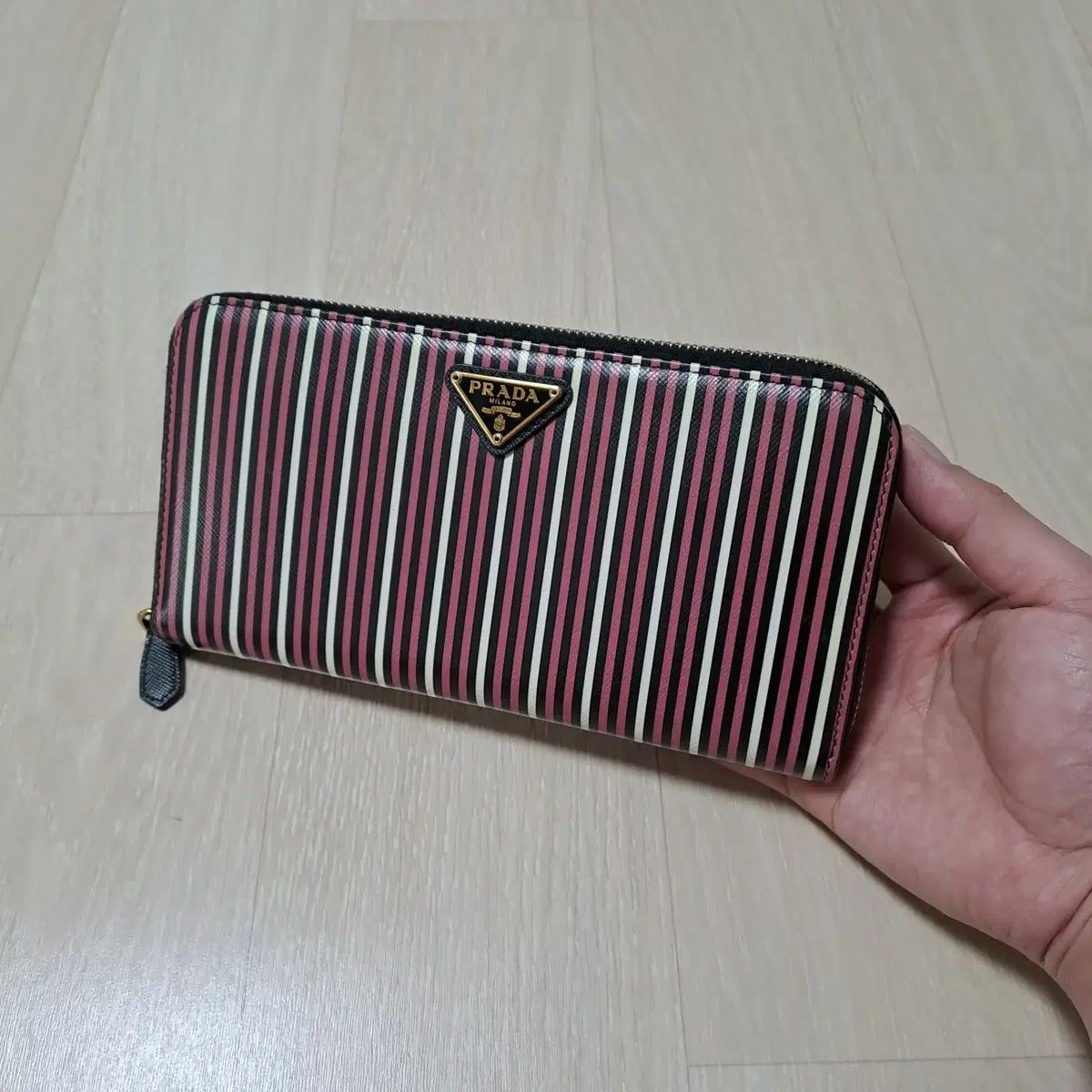 100%/正規品 PRADA プラダ ストライプ ゴールド ジッパー 長財布 17,181円