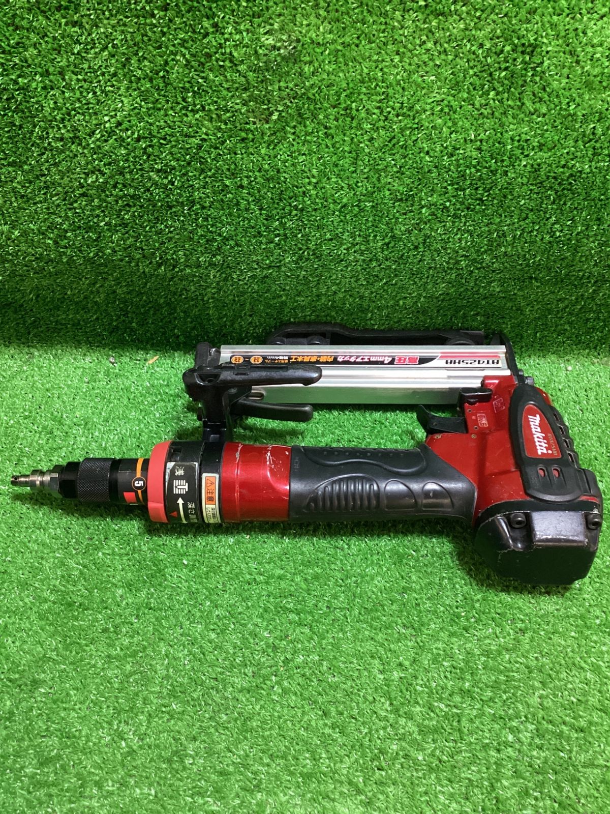 マキタ AT425HA 4㎜高圧エアタッカ ※現状品 ケース 付属品有(テ-191) マキタ AT425HA 4㎜高圧エアタッカ ※現状品 ケース 付属品有(テ-191)