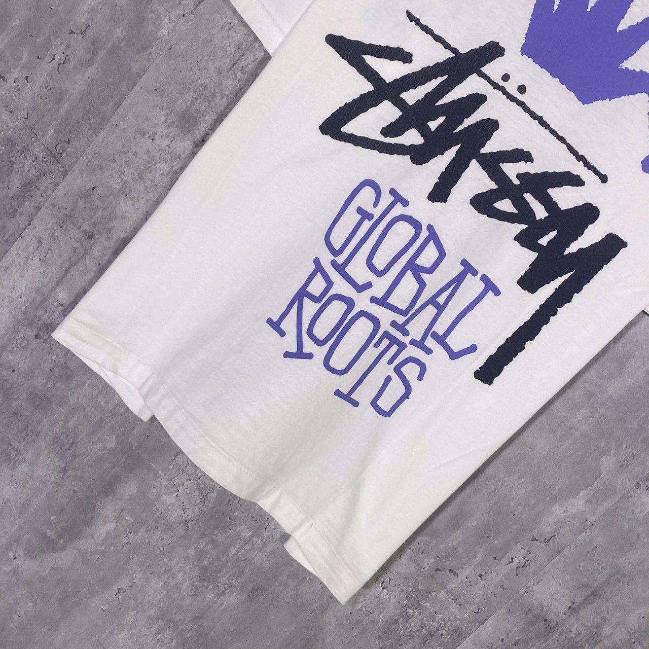 『STUSSY』ステューシー (L) グローバルルーツプリントTシャツ メンズ 『STUSSY』ステューシー (L) グローバルルーツプリントTシャツ メンズ
