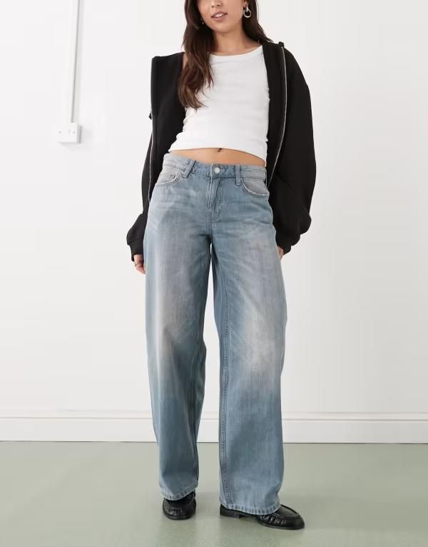 ウィークデイ レディース ボトムス デニムパンツ ジーンズ Weekday Ample low loose jeans in washed light Gloria Blue ブルー