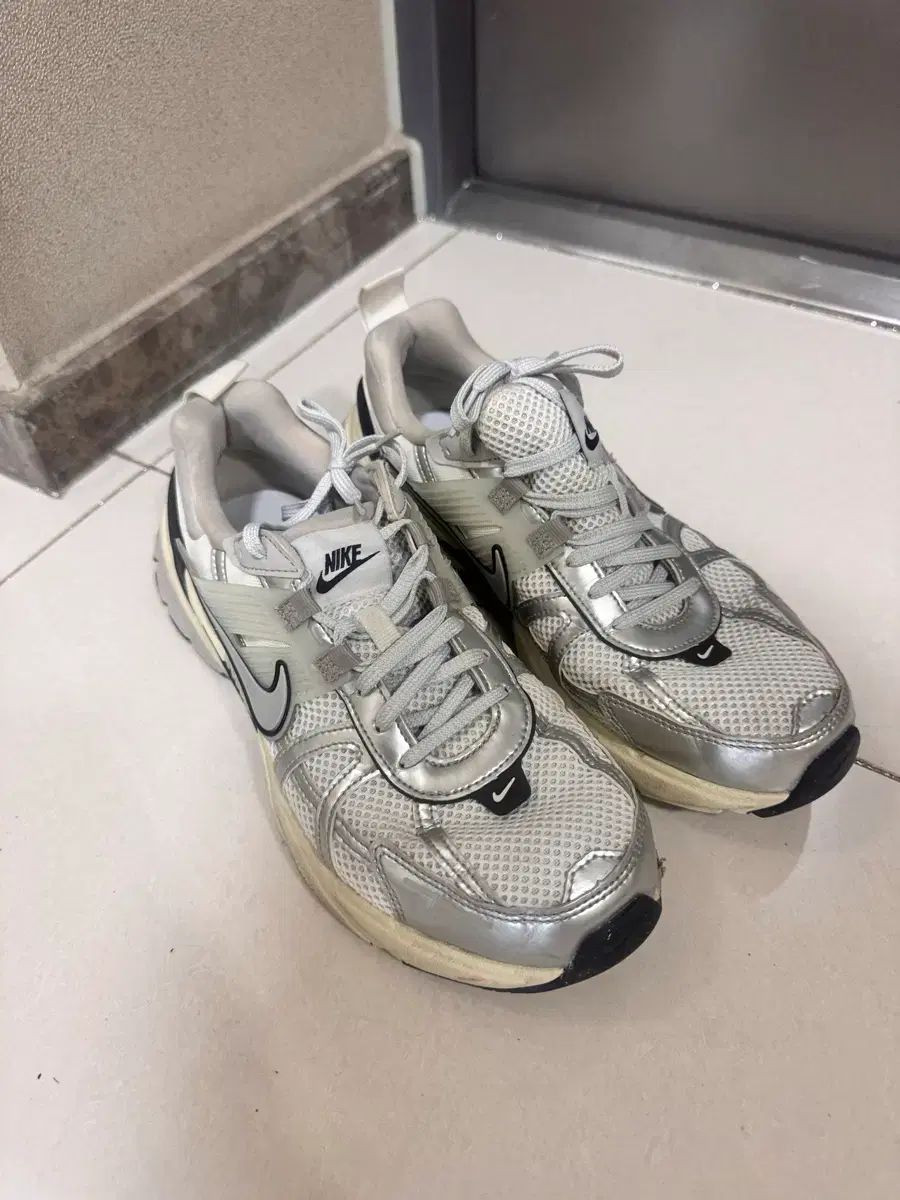 ナイキ v2k RUN 275
