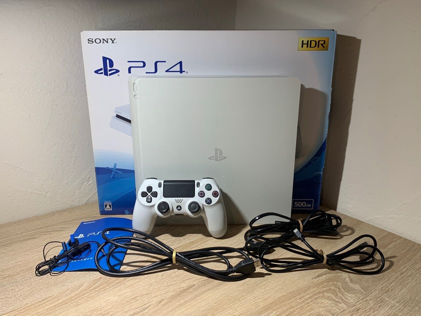 1637 PS4 CUH-2200A ホワイト 動作確認済み 美品【宅】