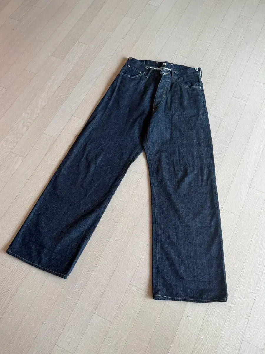 32 タイ 高橋 恭平 Lot 704 デニム パンツ