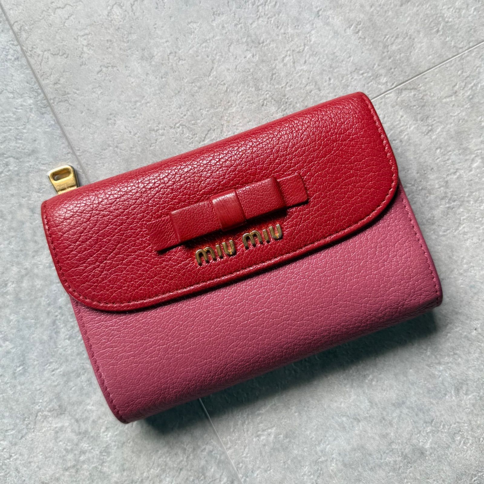 MIU MIU ミュウミュウ ロゴ リボン 三つ折り財布 マドラスレザー ピンク レッド ゴールド金具 ミディアムウォレット
