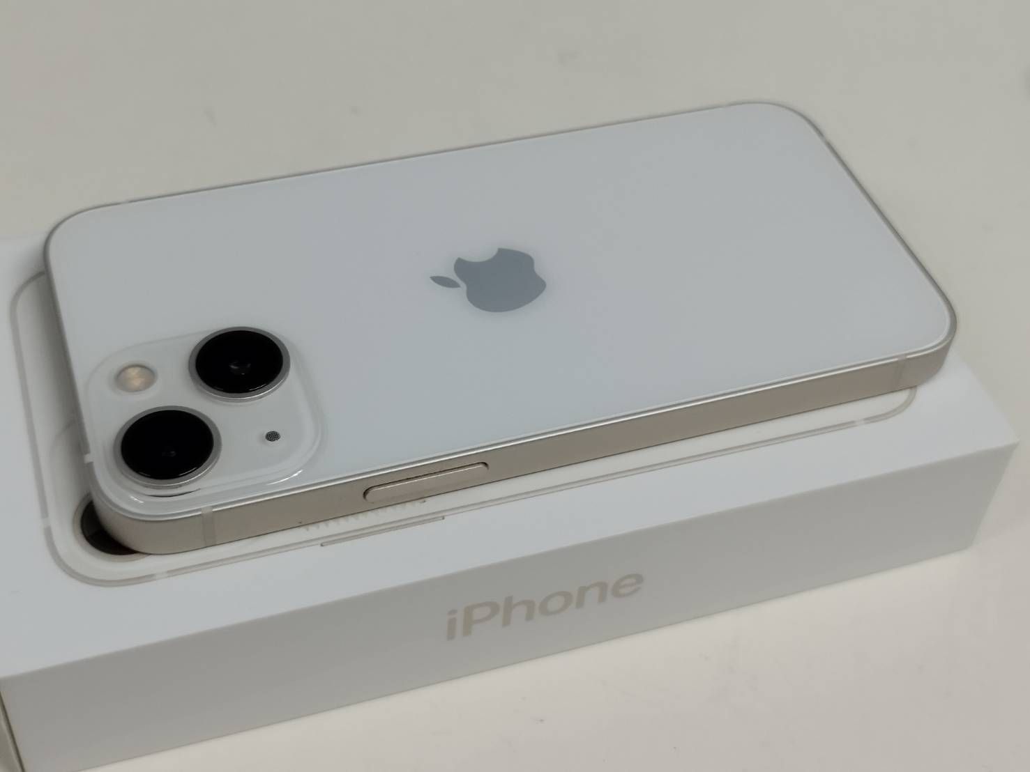 SIMフリー】iPhone 13 mini/A2626/128GB/スターライト〈MLJE3J/A