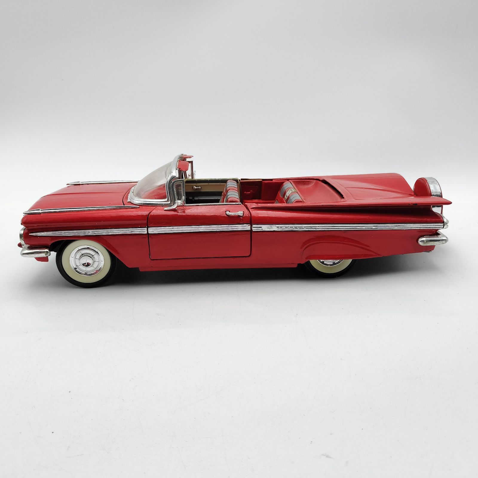 1959 シボレー インパラ コンバーチブル レッド 1/18 ロードタフ ダイ