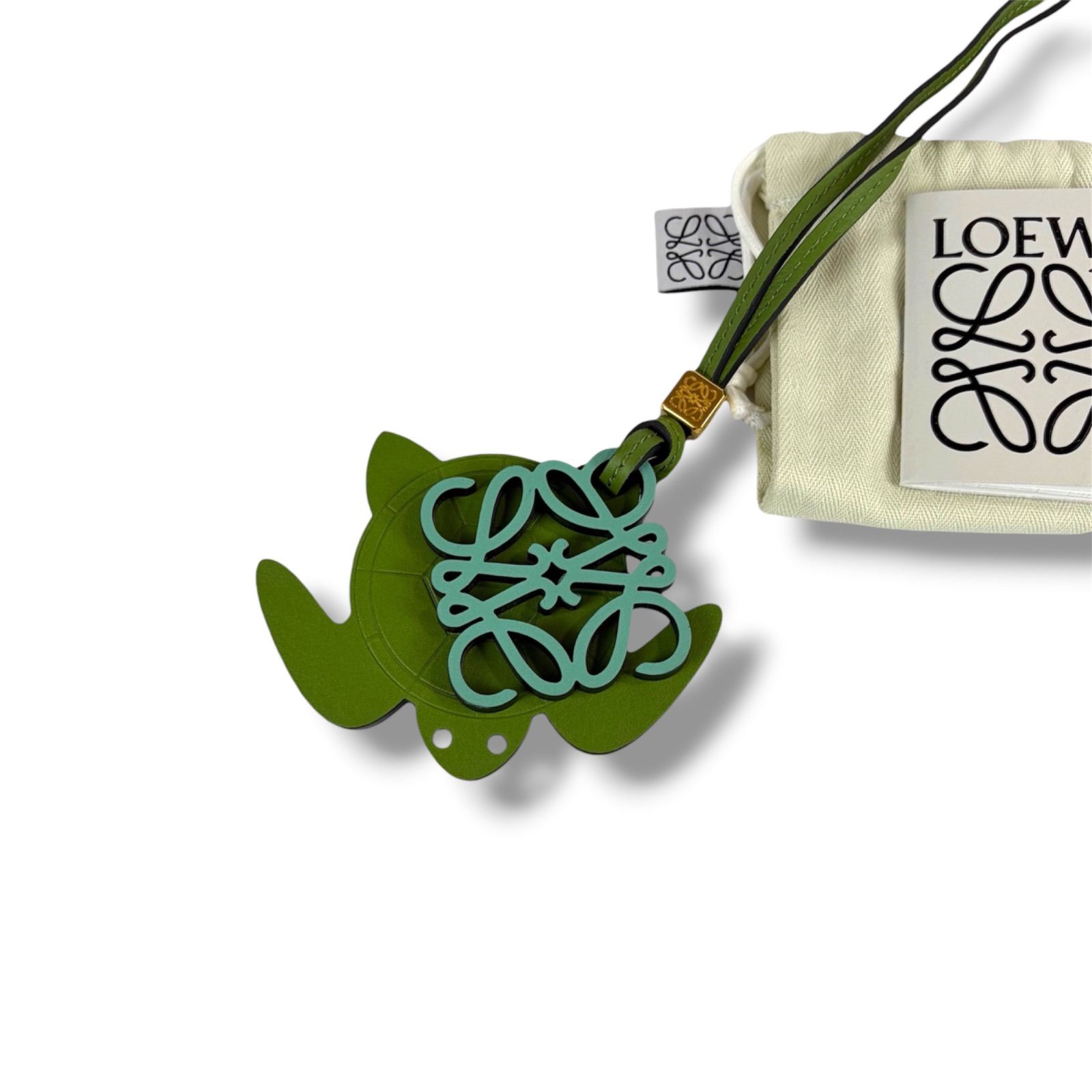 ロエベ　LOEWE バッグチャーム アナグラムロゴ　タートルモチーフ 亀 グリーン レザー ストラップ　キーホルダー