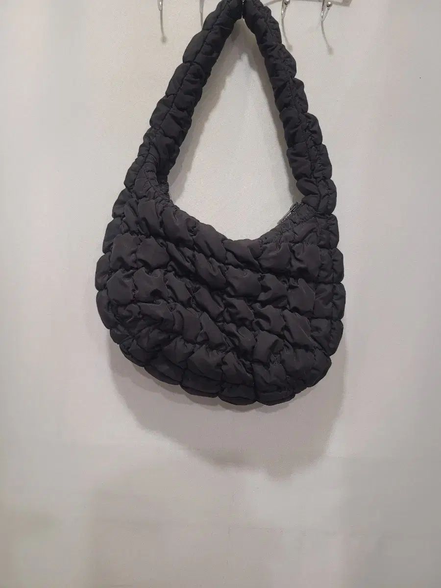 COS キルティング シャーリング ショルダーバッグ ブラック