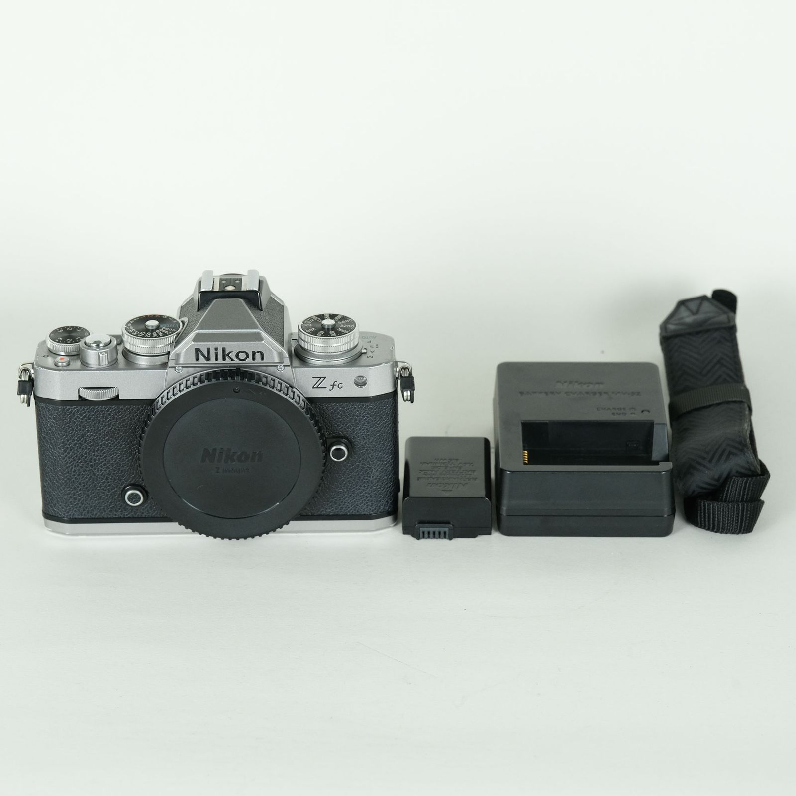 [良品 | シャッター数17,600回] Nikon Z fc [ボディ シルバー] | Nikon Zマウント