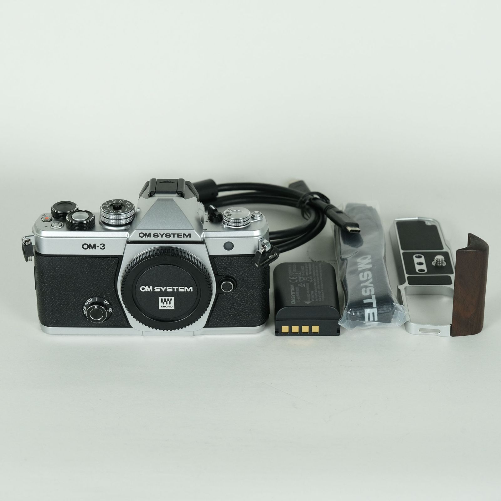 [美品 | シャッター数2,300回｜グリップ付] OM SYSTEM OM-3 [ボディ] | マイクロフォーサーズマウント