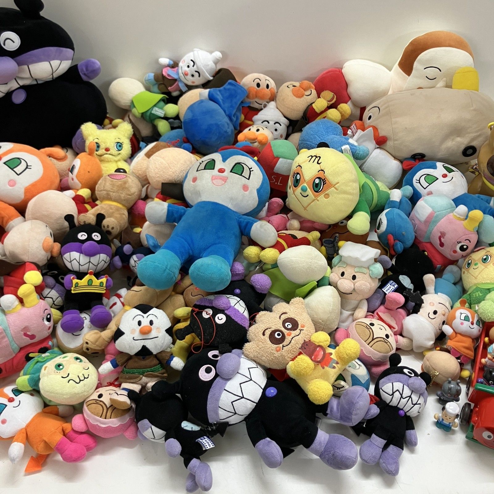 ◆アンパンマン 約105点 まとめ商品 ミニぬいぐるみ おもちゃ キーホルダーなど ムクちゃん ポッポちゃん てんどんまん おむすびまん他 現状品