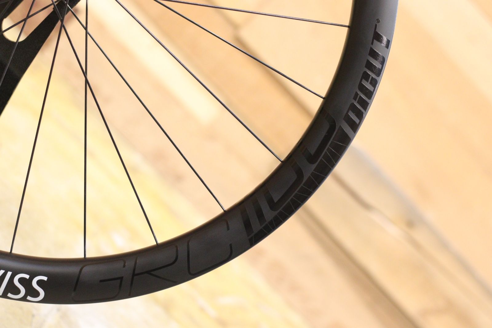 DT SWISS GRC1100 DICUT DB 42 カーボン チューブレスレディ ホイール