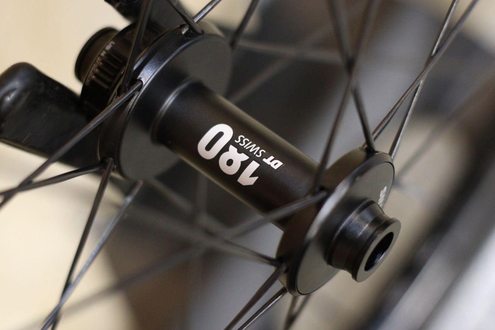 DT SWISS GRC1100 DICUT DB 42 カーボン チューブレスレディ ホイール