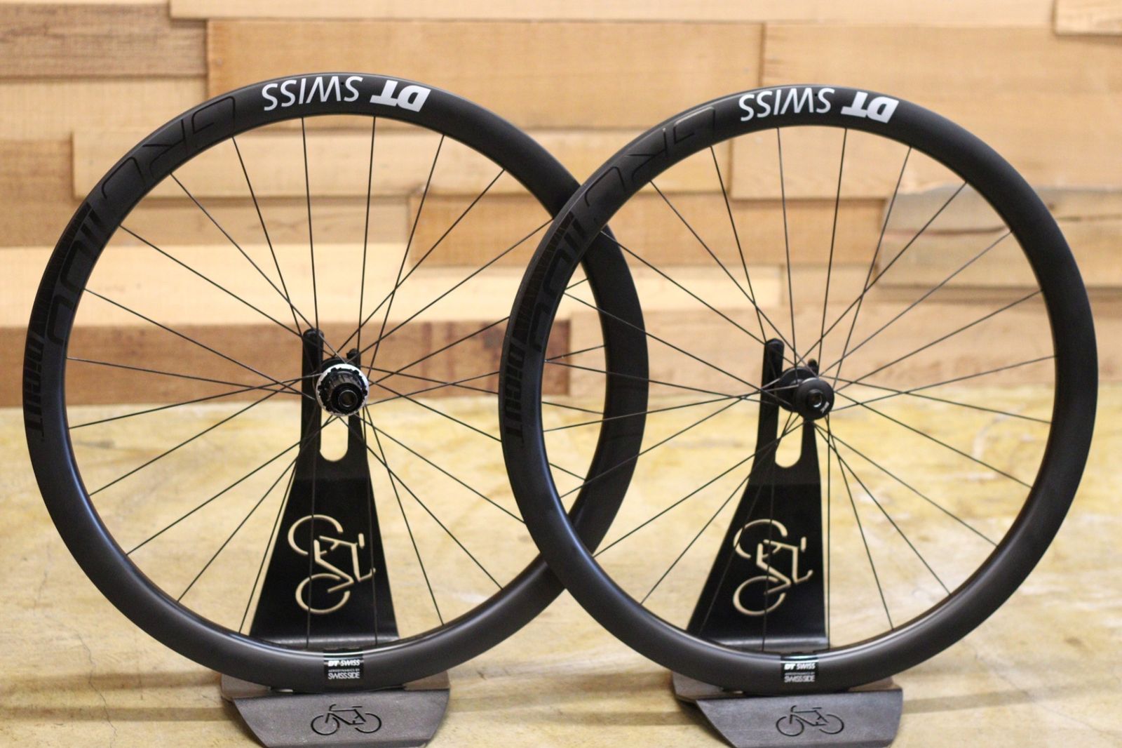 DT SWISS GRC1100 DICUT DB 42 カーボン チューブレスレディ ホイール